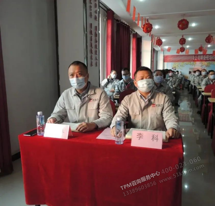 新益為咨詢袁老師（左）、新益為咨詢李老師（右）